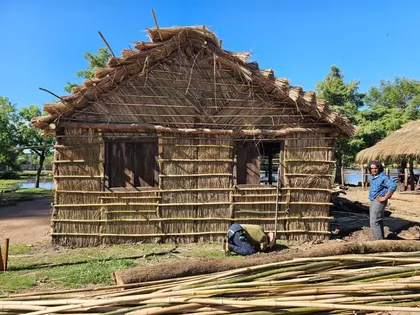 Construcción de aparcería con materiales naturales
