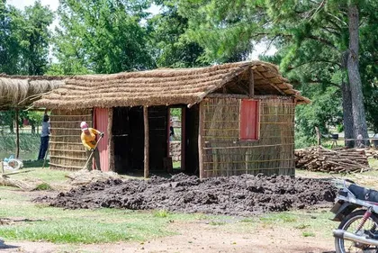 Rancho en construcción con barro y paja