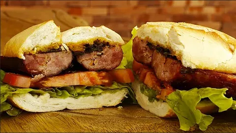 Choripán con lechuga, tomate y chimichurri en pan artesanal