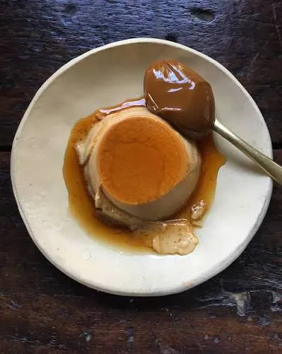 Flan casero con dulce de leche en plato blanco