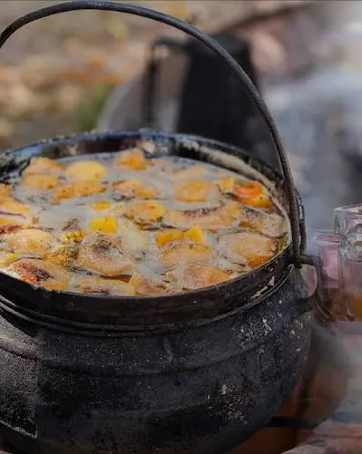 Guiso en olla de hierro con papas y verduras