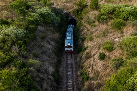 Vista aérea del tren entrando al túnel de Bañado de Rocha